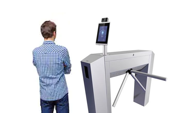 Molinete trípode con terminal facial y una persona esperando para pasar