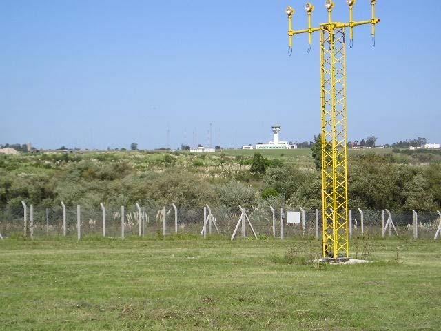 Perímetro de aeropuerto con torre de balizamiento