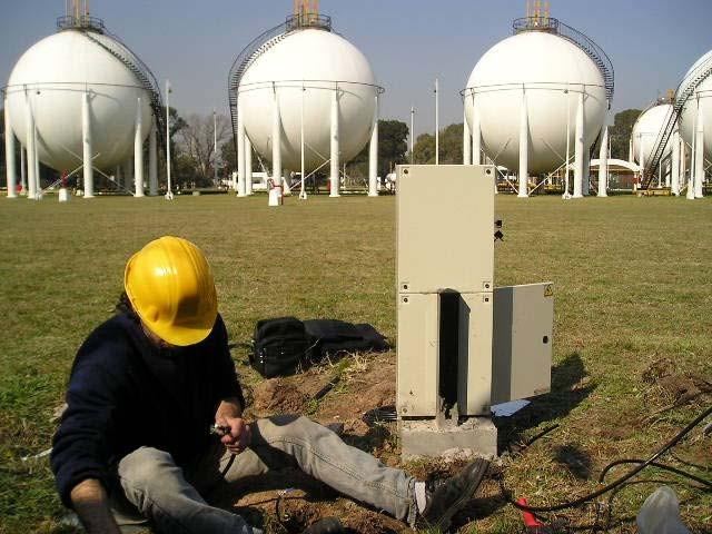 Técnico instalando controlador frente a esferas de gas