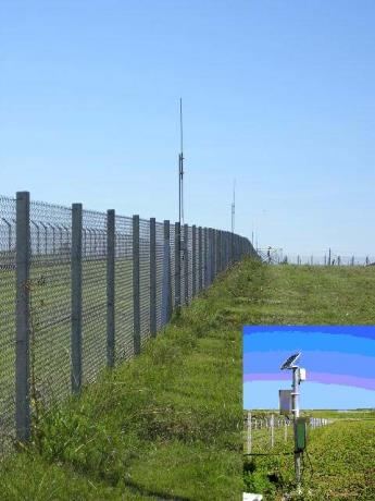 Cerco industrial con cable sensor y equipo solar
