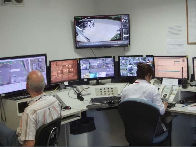 Sala de monitoreo con operadores