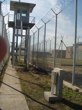 Torre de vigilancia junto al cerco con controlador