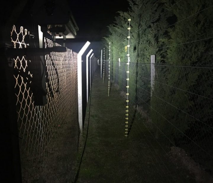 Camino de ronda iluminado entre alambrado y cerco eléctrico en un country